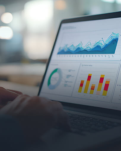 Portátil mostrando tablas de datos y gráficos que representan informes de investigación y análisis científicos.
